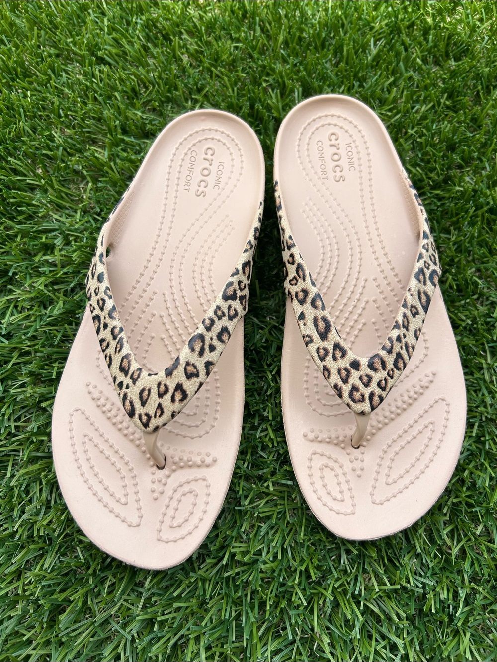 CROCS Women’s Leopard Print Flip Flop Sandals size 7